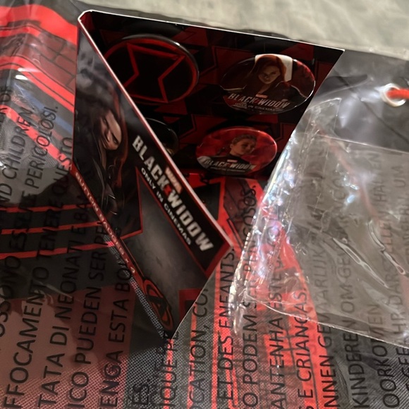 Black Widow bundle: Ticket, 27x40 Movie poster, napsack & button pins Scarlett - Picture 3 of 5